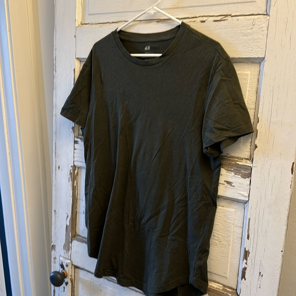 H&M long fit t-shirt. Good condition. No stains. No tears.